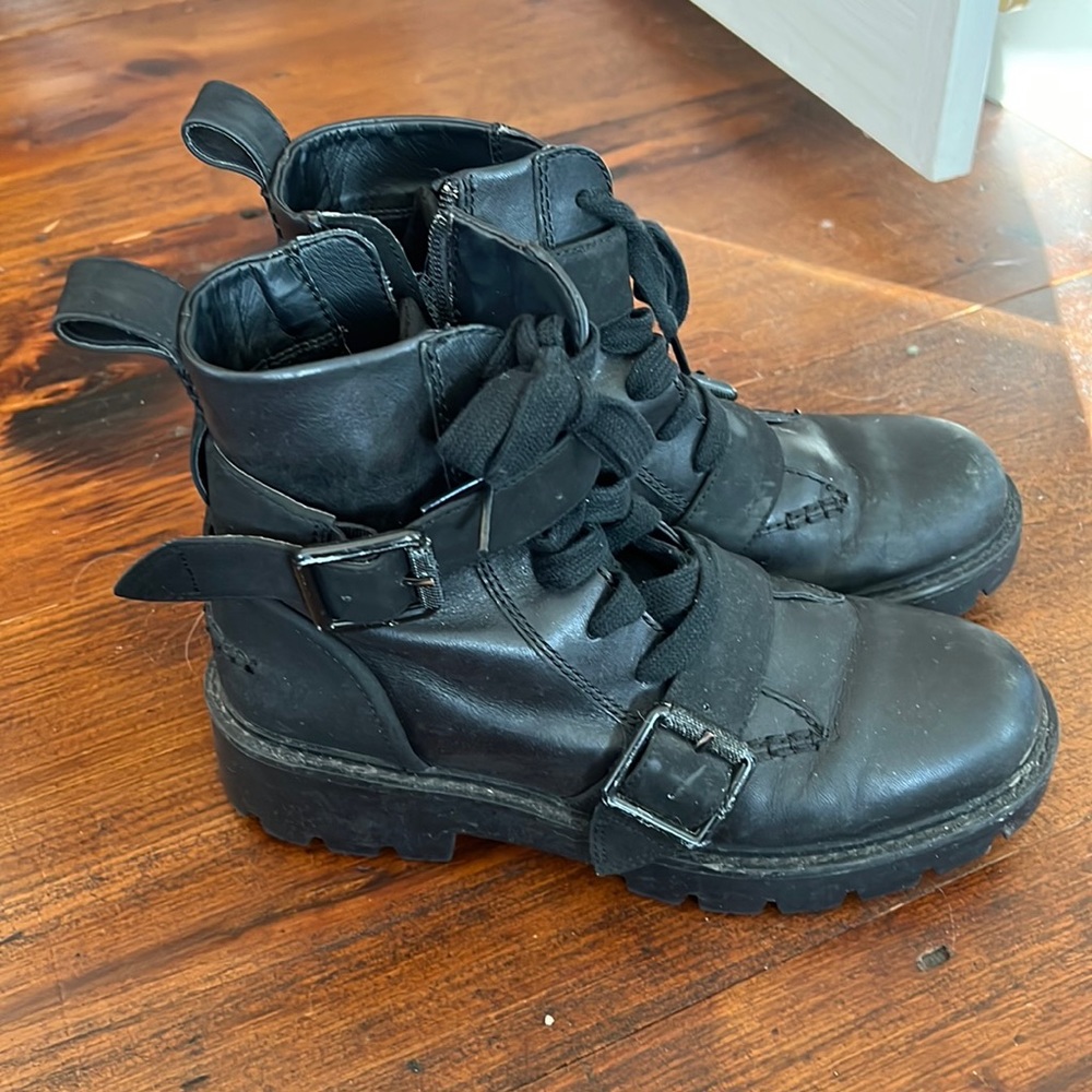 UGG motto boots